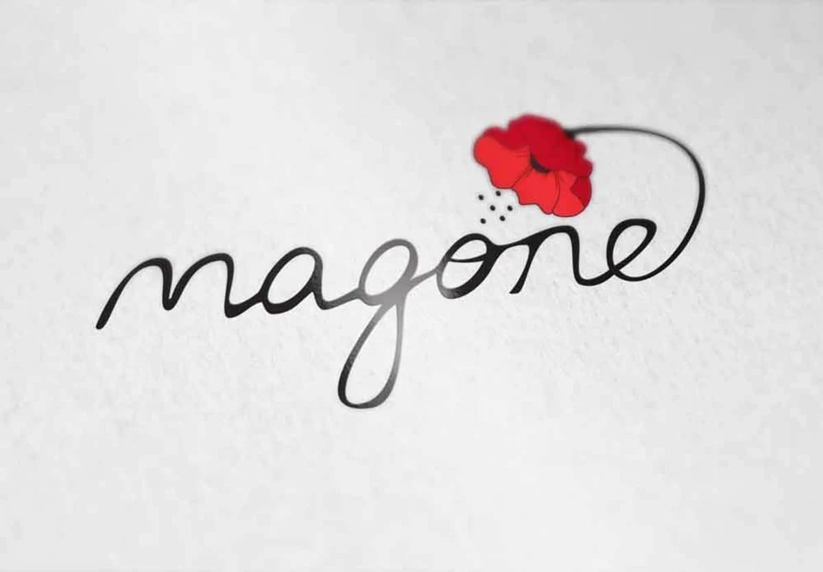 Magone logo rokrakstā rakstītā stilā ar magones ziedu ilustrāciju