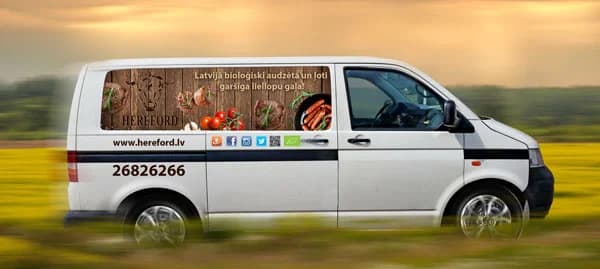 Hereford piegādes mikroautobusa aplīmējums ar liellopu gaļas produktu fotogrāfijām