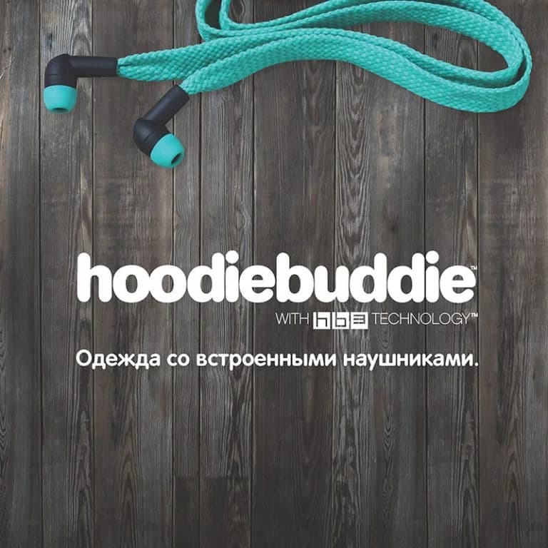 Hoodiebuddie apģērbu kataloga vāks ar iebūvētām austiņām uz koka faktūras