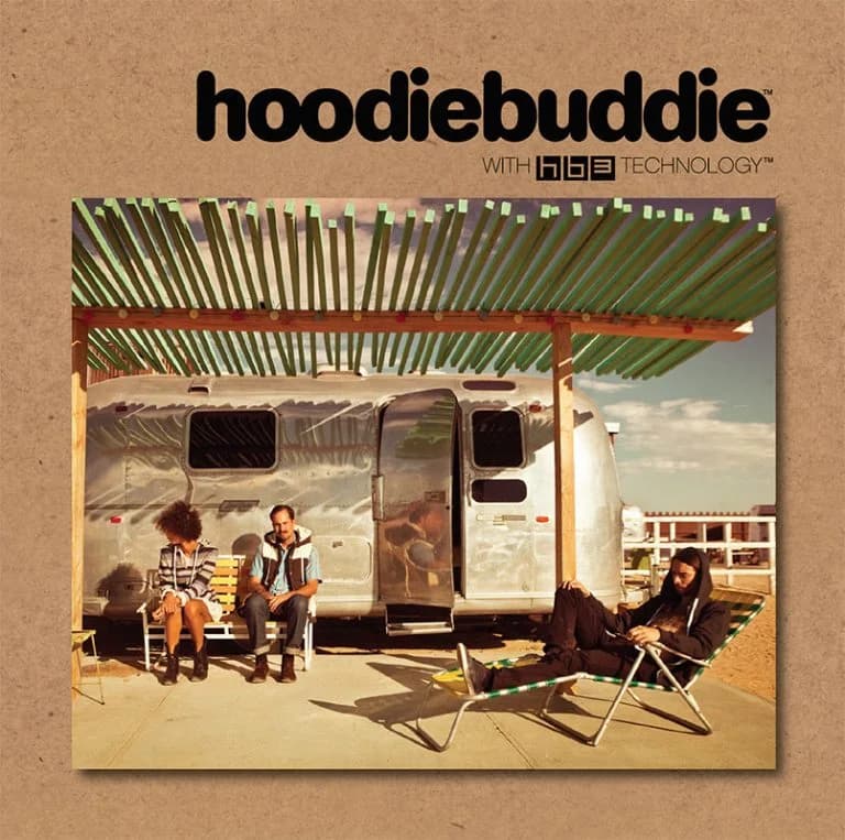Hoodiebuddie bukleta vāks ar trim cilvēkiem pie retro treilera