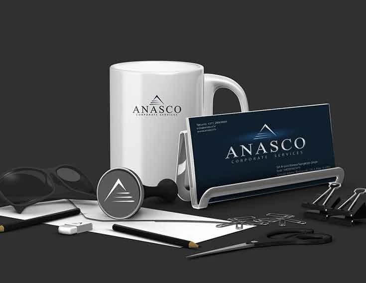 Anasco Corporate Services lietvedības materiālu vizualizācija — krūze, vizītkarte un nozīmīte
