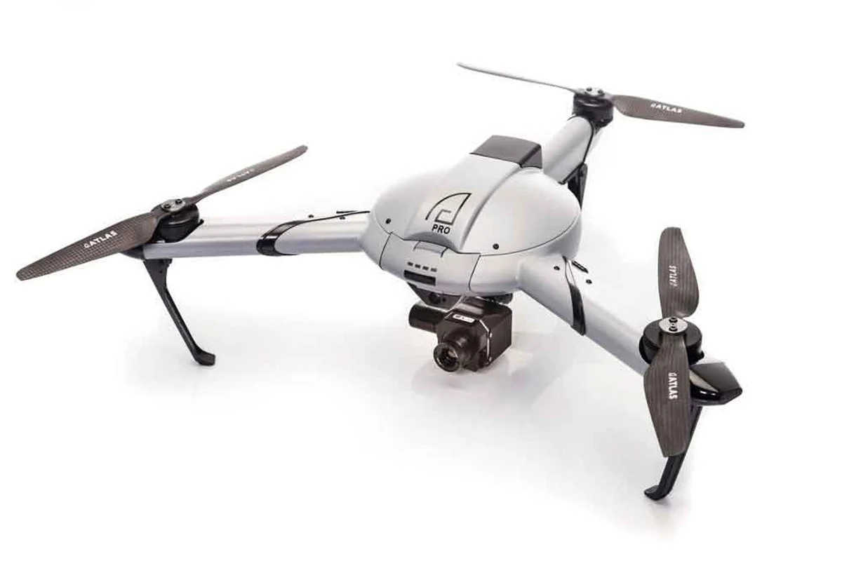 Atlas Pro salokāms drons ar kameras stabilizatoru, fotografēts uz balta fona