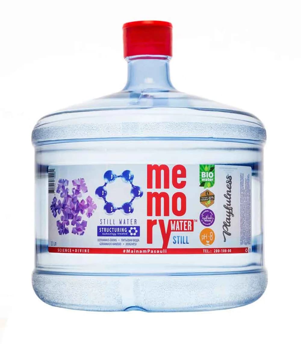 Memory Water ūdens dzesētāja pudele ar sarkanu vāciņu uz balta fona