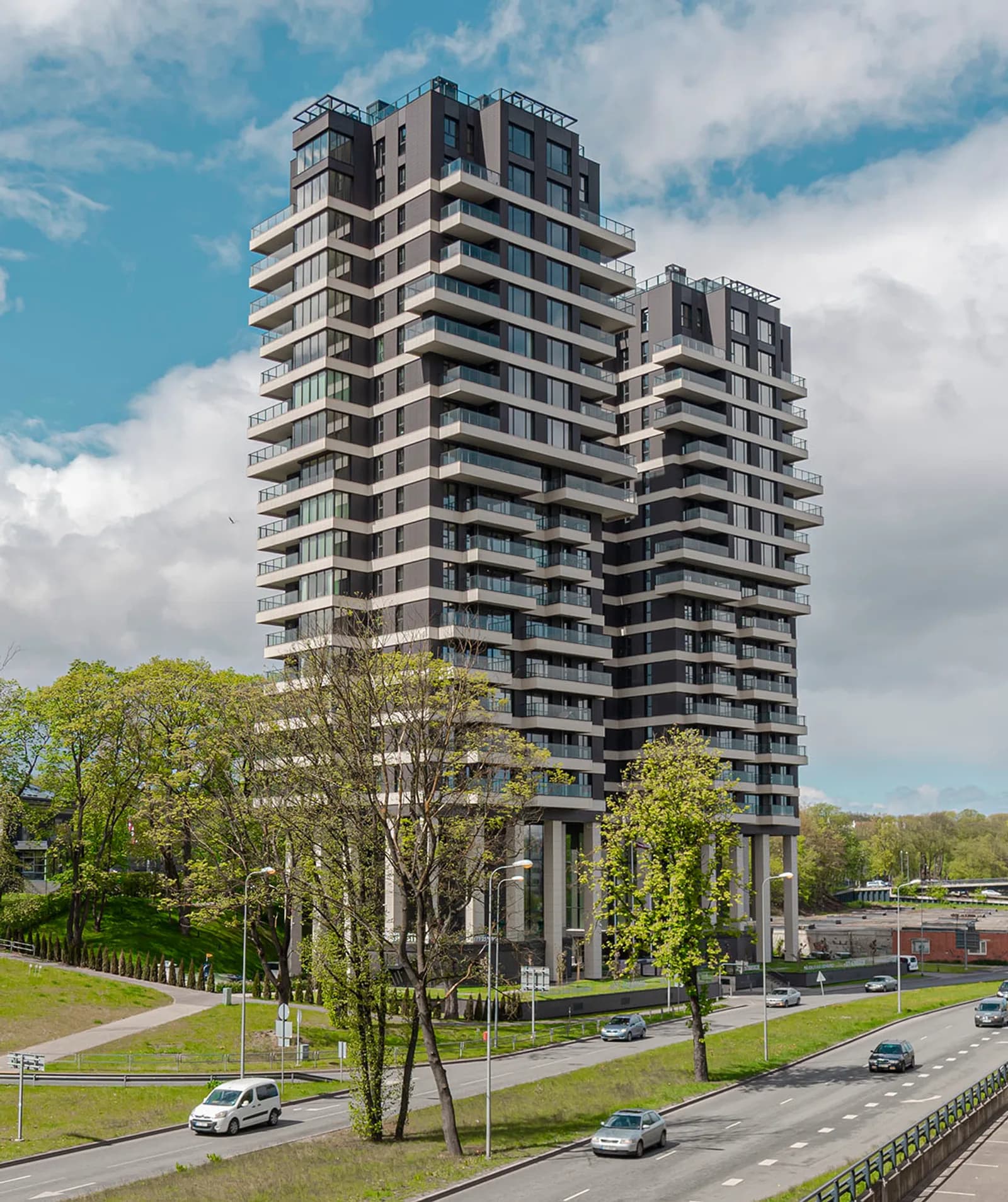Moderna daudzstāvu dzīvojamā torņa ar balkoniem eksterjera foto no ielas