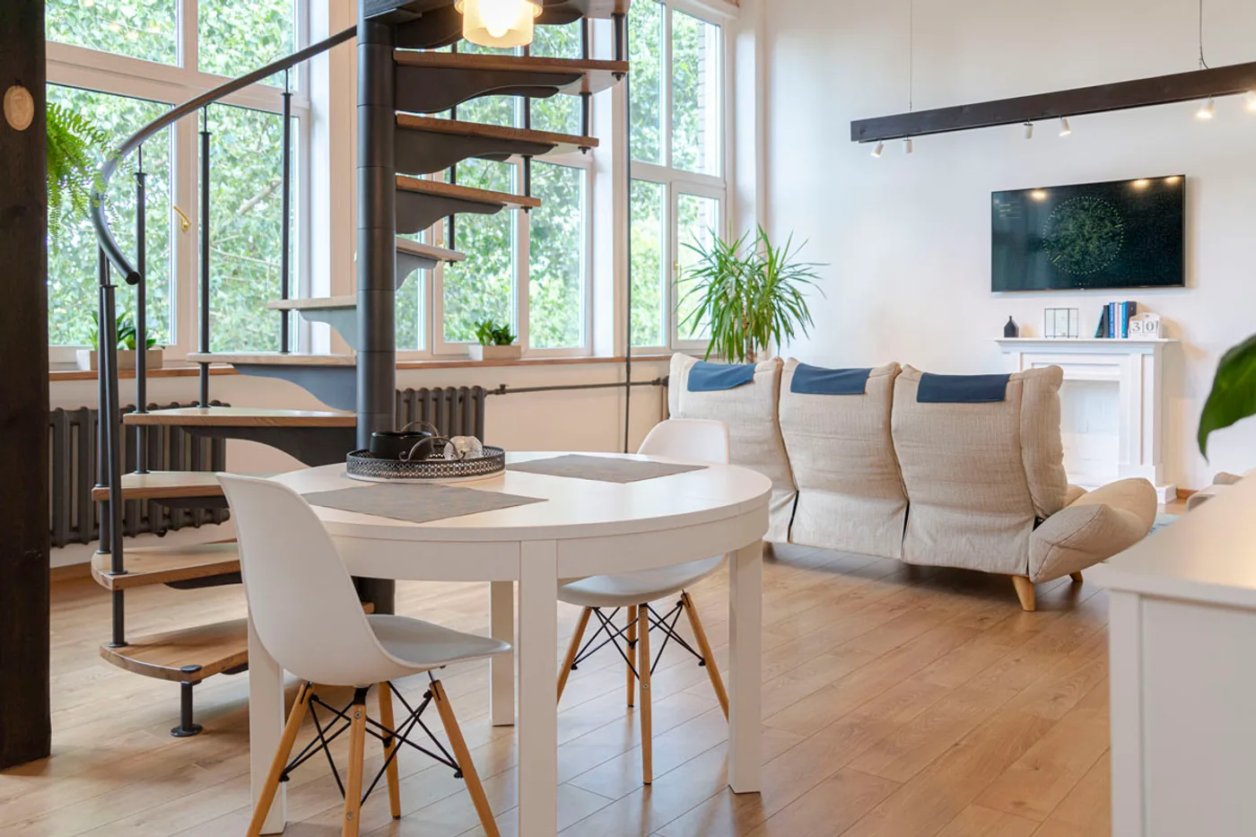 Moderna loft dzīvojamā istaba ar vītņu kāpnēm un lieliem logiem