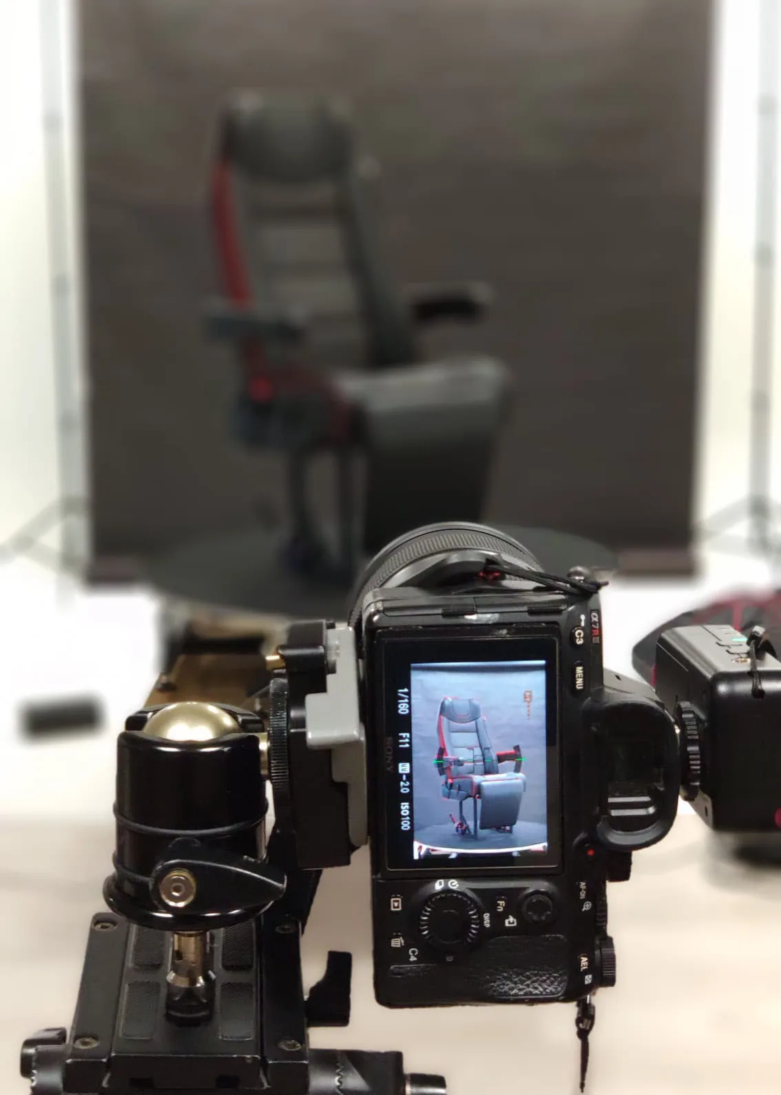 Aizkulišu foto kamerai uz rotējoša statīva, fotografējot krēslu 360 grādu produktu fotografēšanai