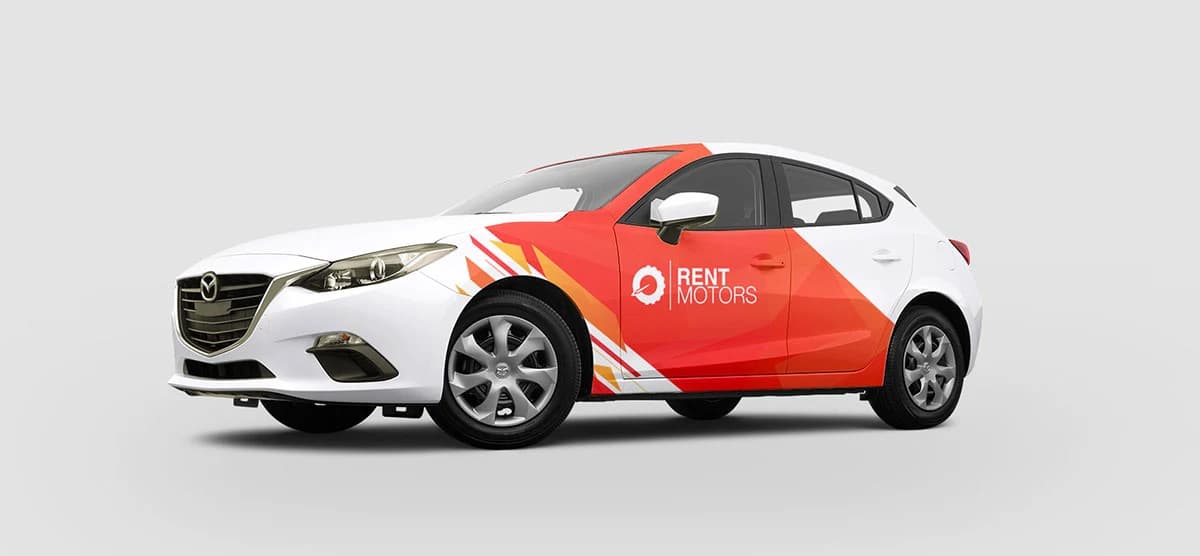Tā pati Mazda automašīna pēc sarkani oranža Rent Motors aplīmējuma dizaina