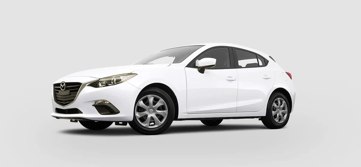 Balta Mazda hečbeka automašīna pirms aplīmēšanas, ar parastu rūpnīcas apdari