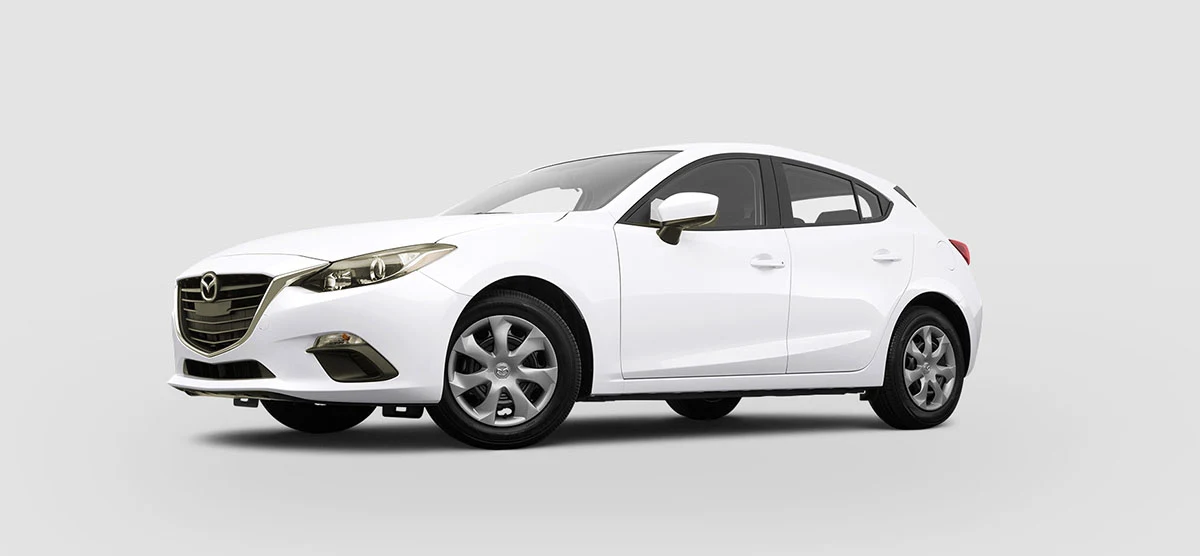 Balta Mazda hečbeka automašīna pirms aplīmēšanas, ar parastu rūpnīcas apdari