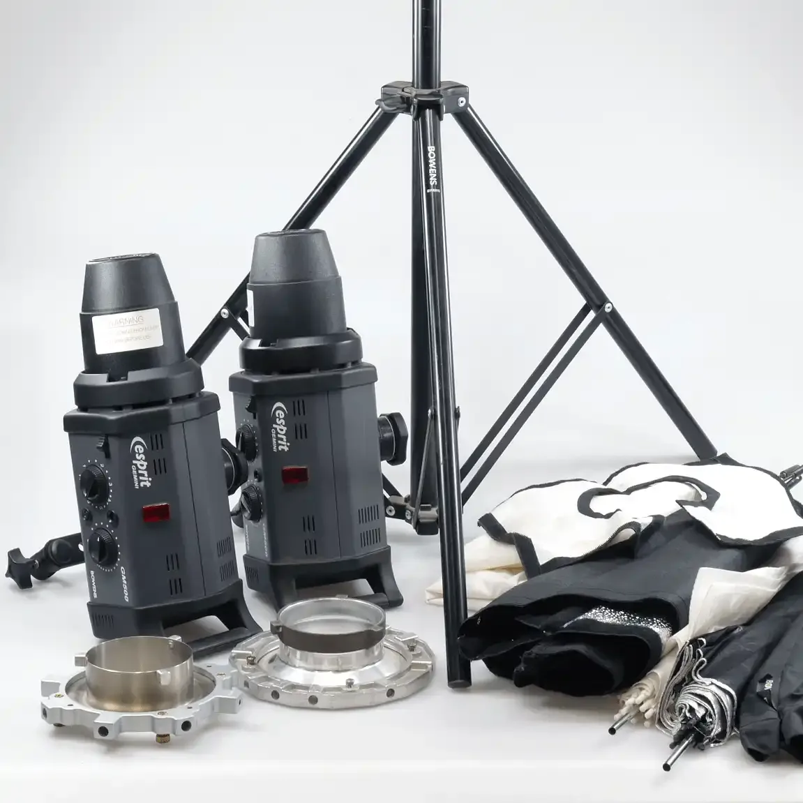 3× Bowens 500W studio flash