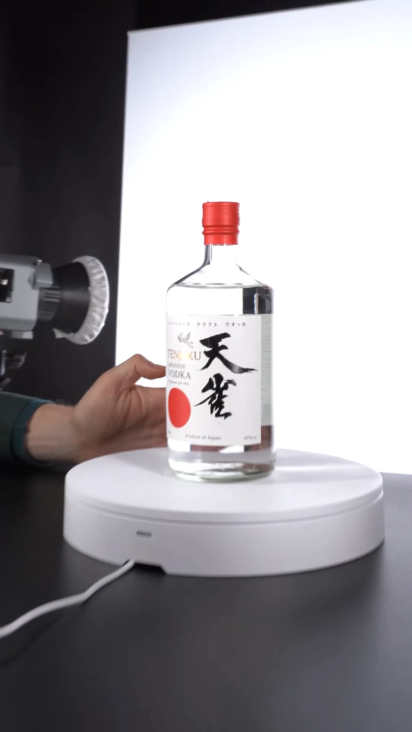 Play behind-the-scenes Tenjaku gin video